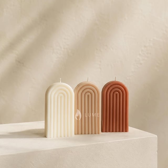 Tres velas Aura en tonos marfil, arena y terracota
